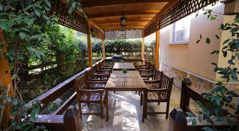 Pine-Tree Apt w/ Private Garden 50 m from the Sea - Image 1