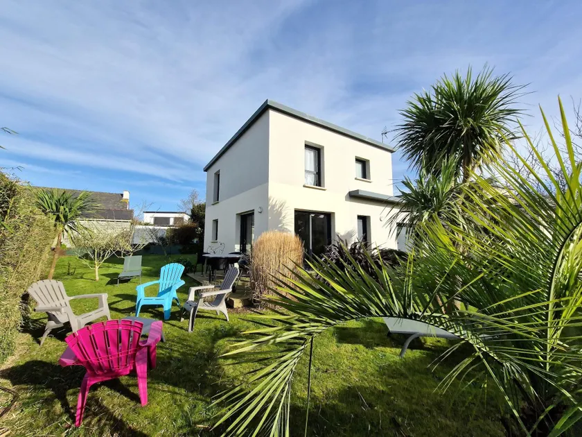 Modern house near the coast - Image 1