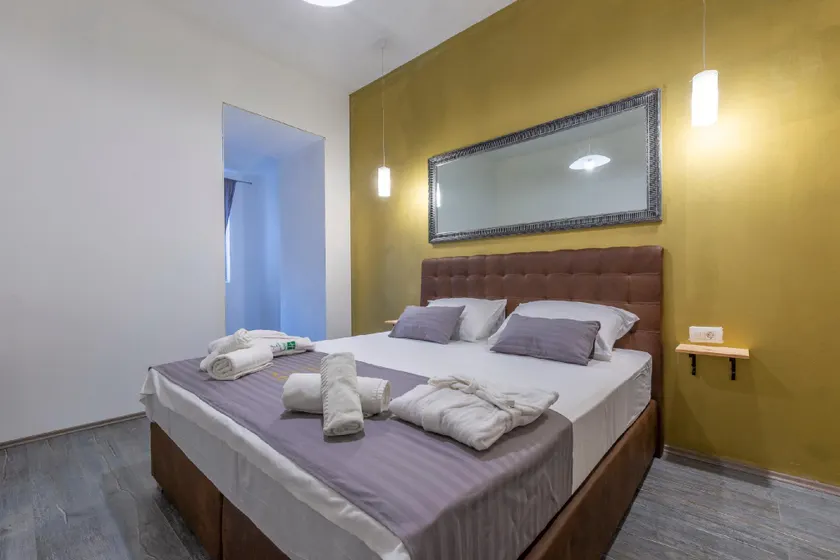 Hotel Queens Room #4 - Image 1