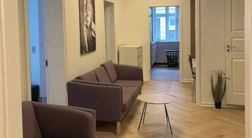 7-bedroom apartment with 2x private parking - Image 1