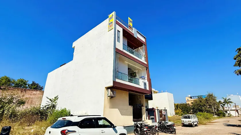 Hotel Pujari Palace - Image 1