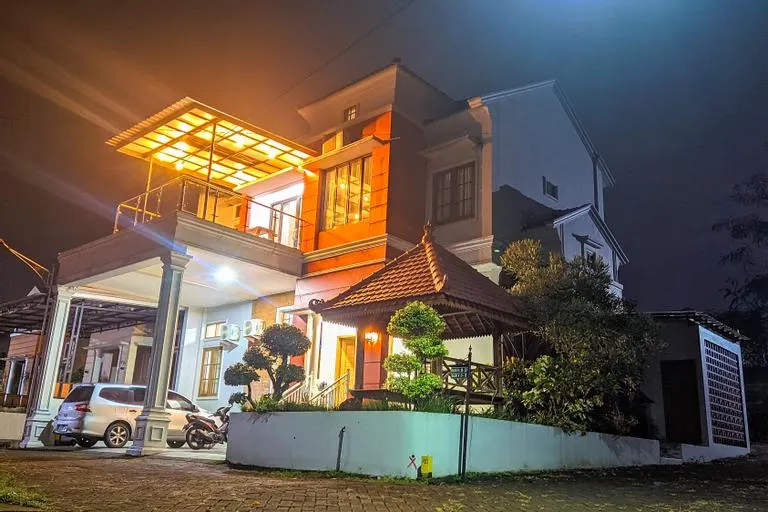 Sapphire Village Guesthouse - Image 1