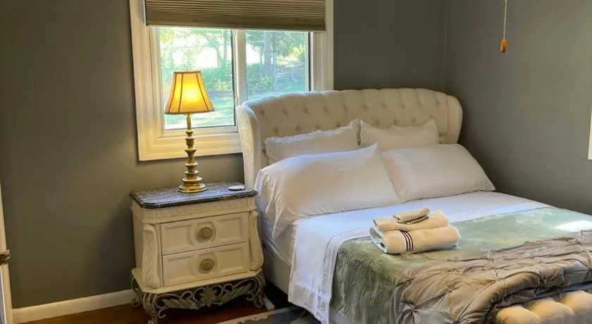 Splendid Room in House 10 mins to Airport - Image 1