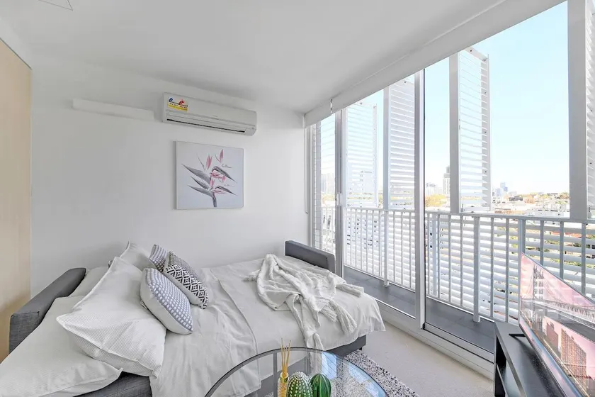 Central 2BR Near Queen Victoria Market - Image 1