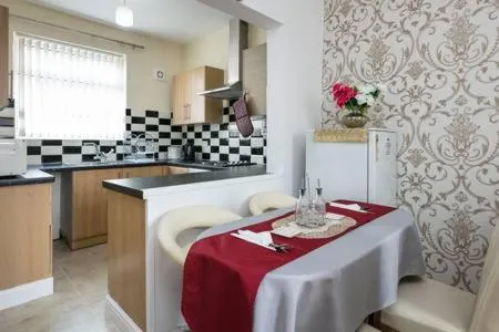 KNUTSFORD House Holidays - Image 1