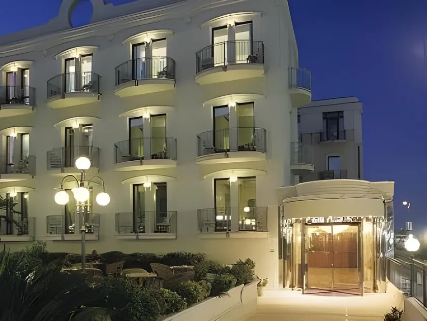 Hotel Ambassador - Image 1
