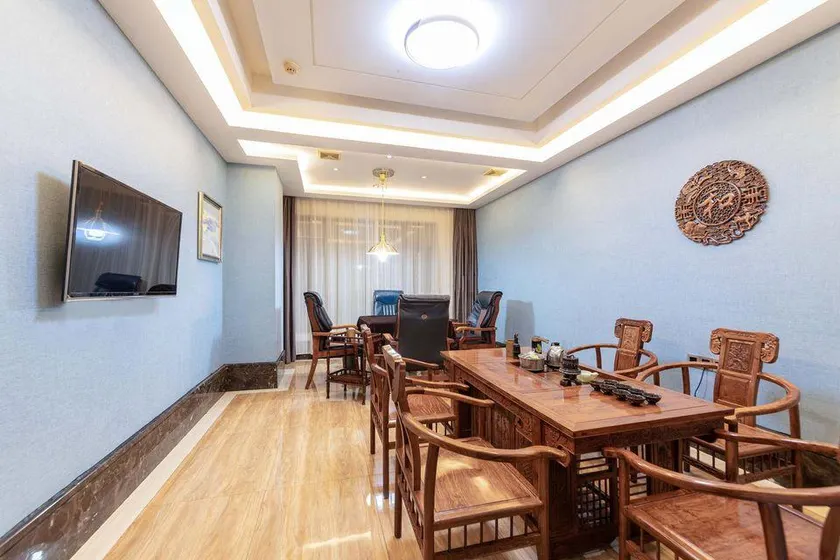 Yiyuan Lanbao Hotel - Image 1