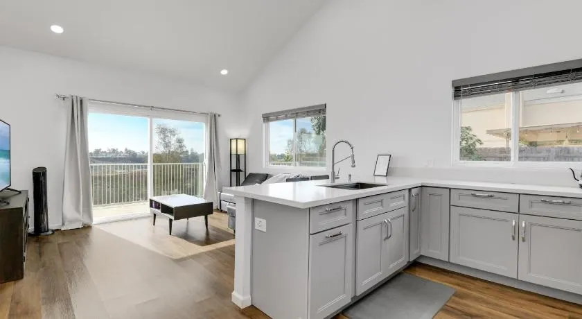 Bright Spacious Modern Getaway - Image 1