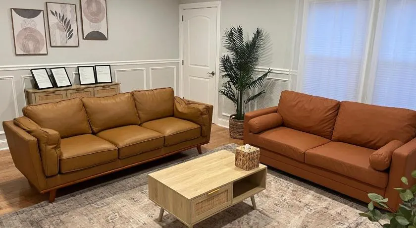 Spacious & Elegant 2 bedroom apartment in the heart of Uniondale - Image 1