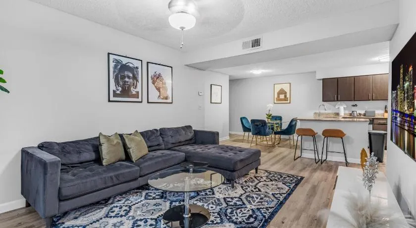 Serene Waterfront 2BR Poolside Living in FTL - Image 1