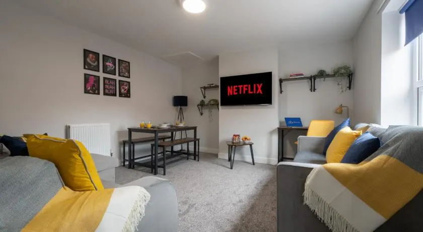 3 bedroom Cannock flat ideal for groups - Image 1