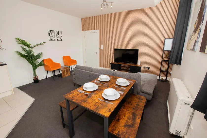 Prime Salford 2BR • Free Parking • Near MediaCity - Image 1