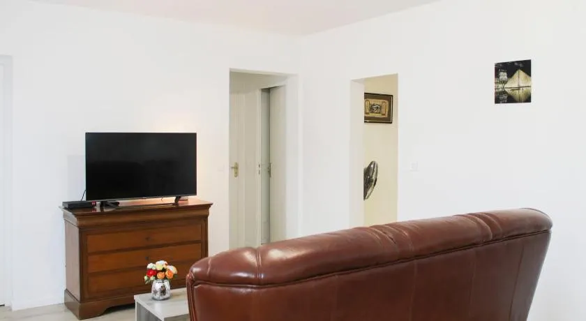 Renovated 2-bedroom apartment - Image 1