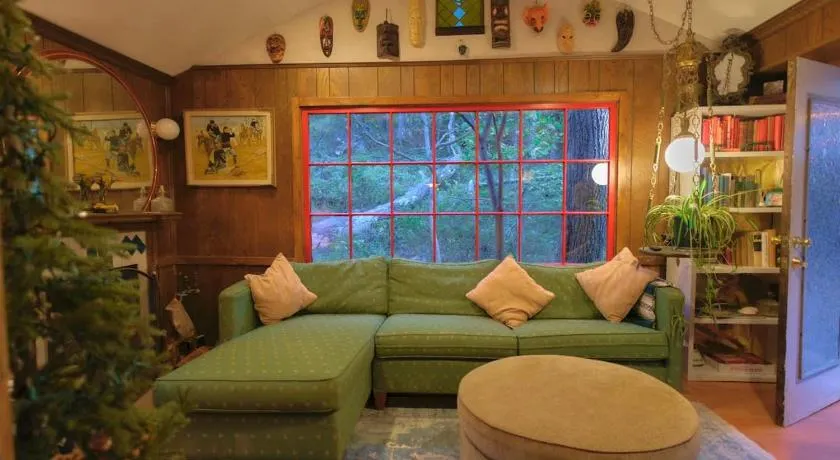 Vintage Lovers` Cabin with Jacuzzi & Lake Access - Image 1