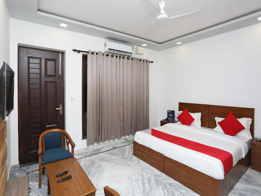 OYO Alarian Inn Near Omaxe Celebration Mall - Image 1