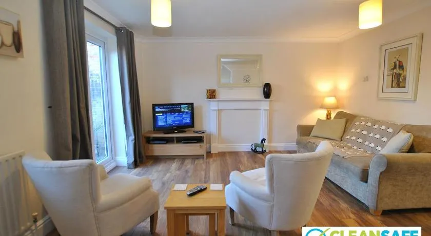 Garfield Place Cosy 2-Bedroom Cottage Central Windsor with Parking - Image 1