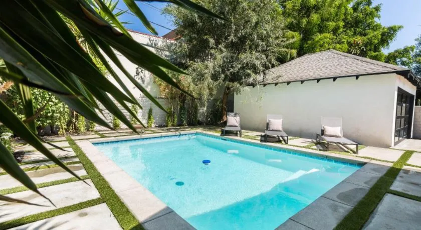 Modern Bungalow with a Pool in Larchmont Village - Image 1