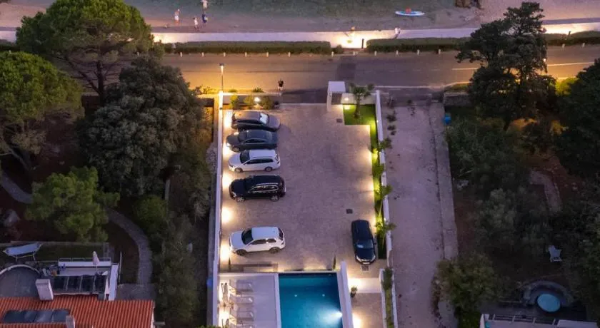 Bumblebee apartments & rooms with pool - Image 1