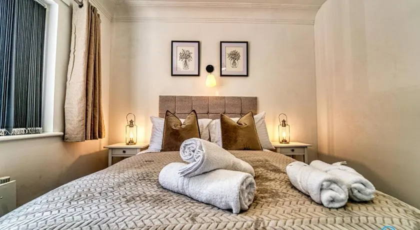 4 Bedrooms- Sleeps 8 - Image 1