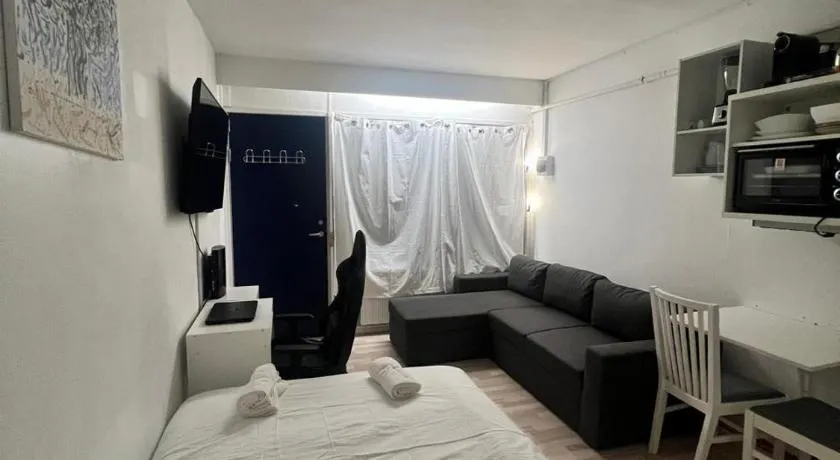Studio Apartment in Airport Area - Image 1