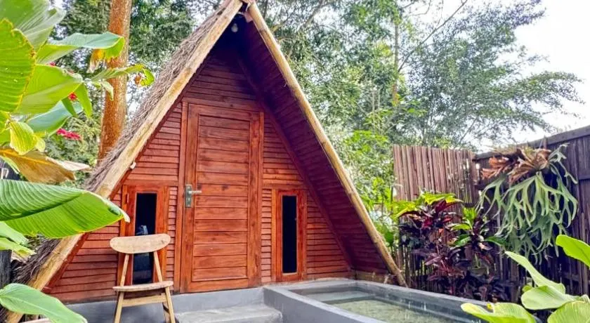 Triangle House and hot spring - Image 1