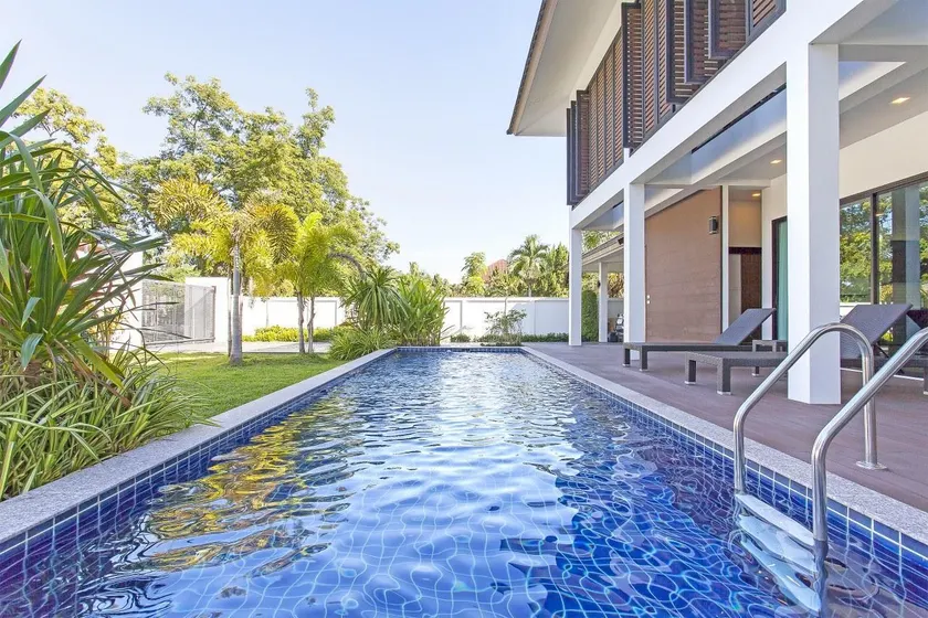 Cloud Nine Modern Villa 4BR Sleeps 8 w/Pool&Garden - Image 1