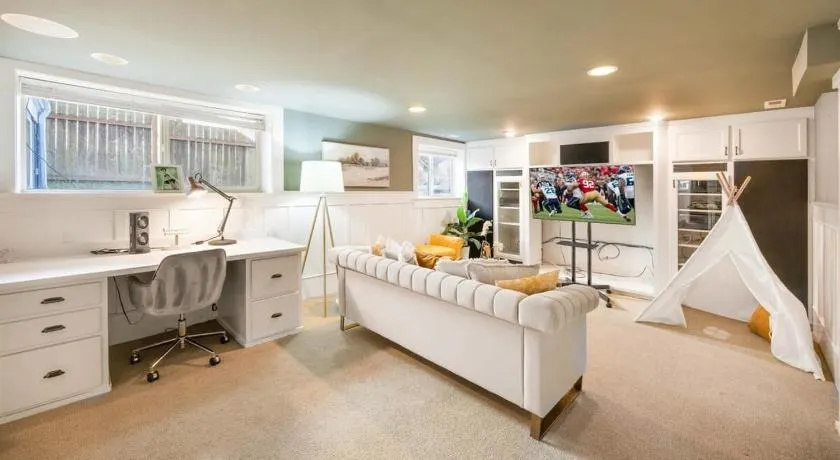 Seattle Luxury 3B2B Daylight Basement 13 min to DT - Image 1