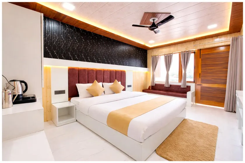 Goroomgo Sangeeta Paradise Mall Road Nainital Near Naina Devi Temple - A Premium Lake View Balcony R - Image 1