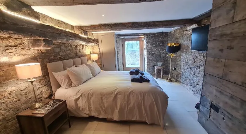 The Undercoft stylish and elegant private studio at The Old Church House central Frome - Image 1