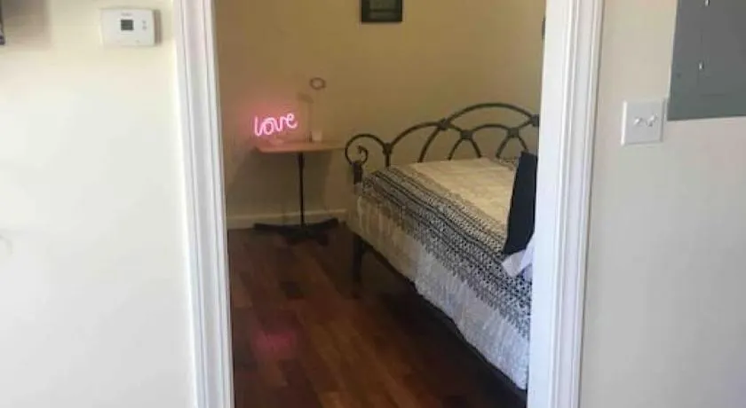 Lovely one bedroom with free parking - Image 1