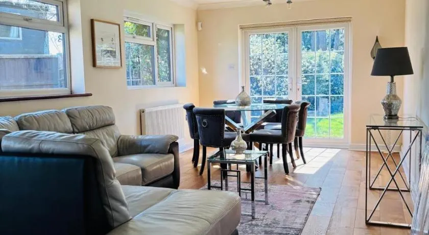 Egham - Lovely 4 Bedrooms Specious Furnished Property - Image 1
