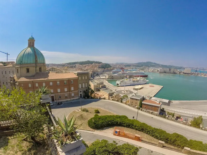 City Centre Ancona - 7 Person Apartment with WiFi and AC near the Beach - Image 1