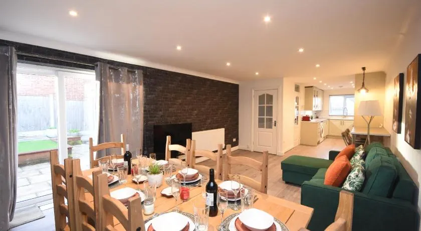 Ideal Contractor & Family Stay-Basildon Smart tv - Image 1