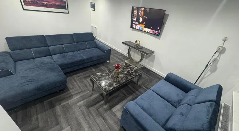 Modern 3 Bedroom Holiday Home -Jaquzzi Bath -Private Parking-suitable for contractors - Free WiFi - Image 1