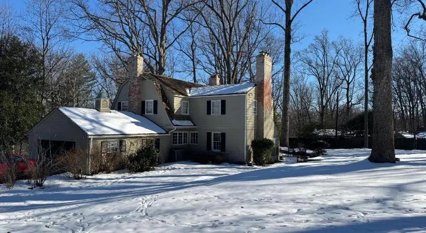 Gorgeous Unique House in Bethesda with 8 Beds - Image 1