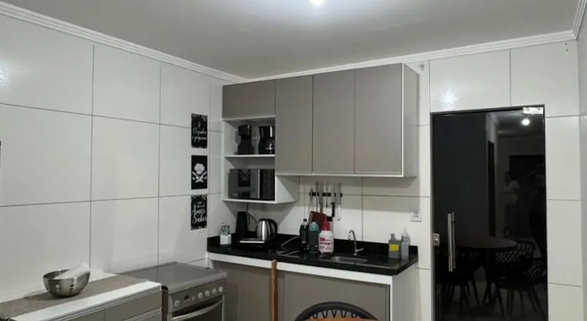 Casa com 2 Quartos Climatizados e Garagem - Image 1