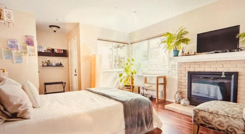 Cute Room! Own entry with fireplace - Image 1