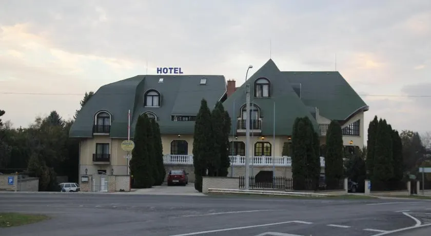 Hotel Holdfény - Image 1