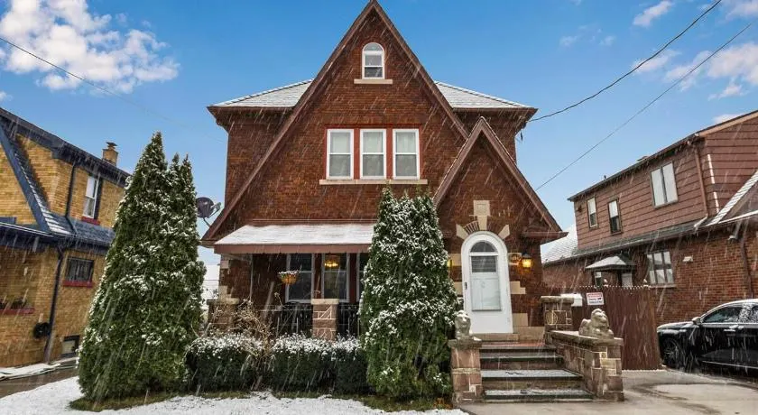 Close to Niagara Fall Dream Home - Image 1
