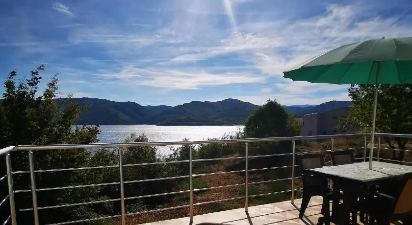 Lakeview Estate Chalet - Image 1