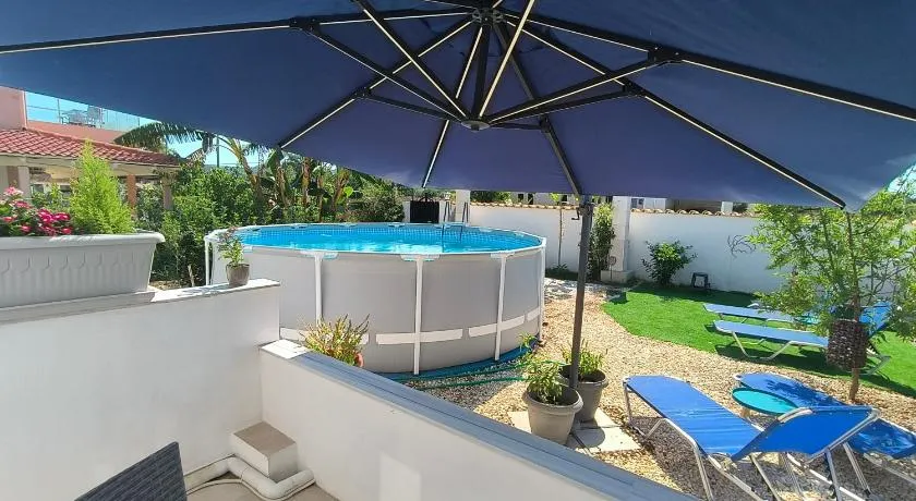 Relaxrooms, 1 queen size bed, swimming pool - Image 1