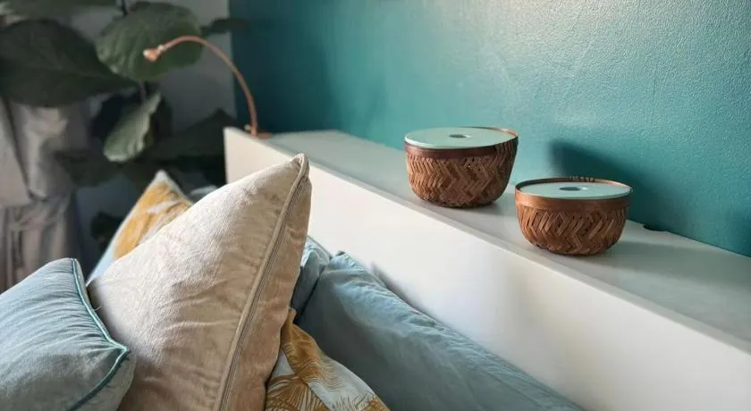 House - Sleeps 6 - Private Garden & Parking - Image 1