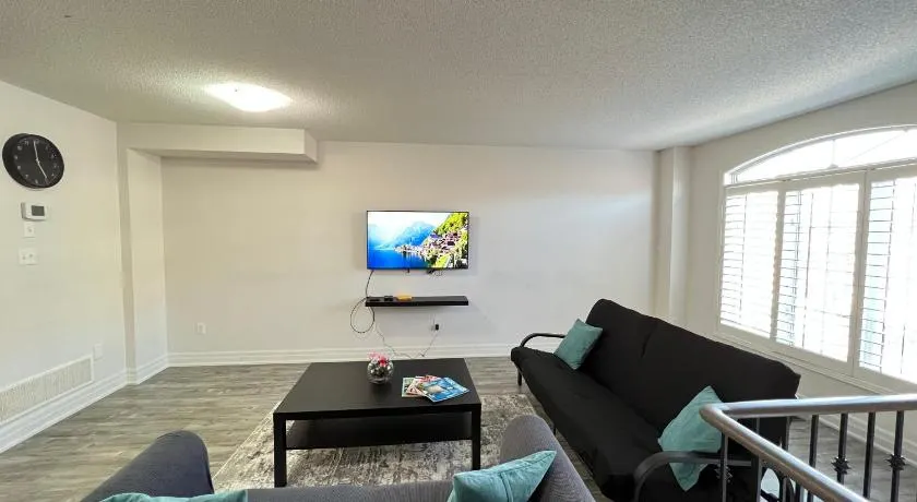 Beautiful Vacation Home near Toronto Airport - Image 1