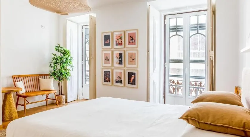 3-bedroom Apt with Private Patio in Cacilhas by Lisbeyond - Image 1