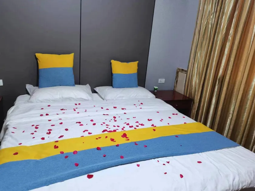 Yingcheng's First Business Hotel (Huayingshan Square Branch) - Image 1