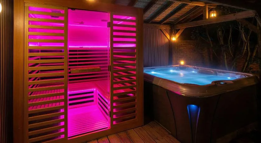 Modern Detached Home with Hot Tub & Infrared Sauna - Image 1