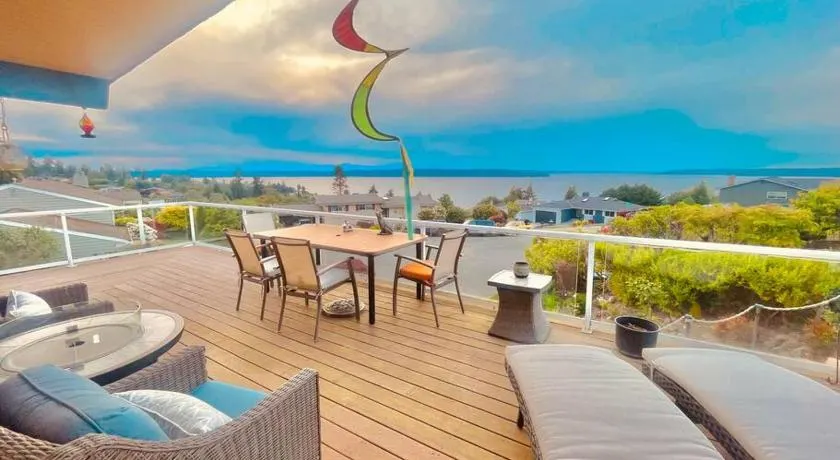 Luxury Vacation House with Breathtaking Soundview - Image 1