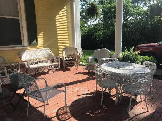 Six Acres Bed & Breakfast - Image 1