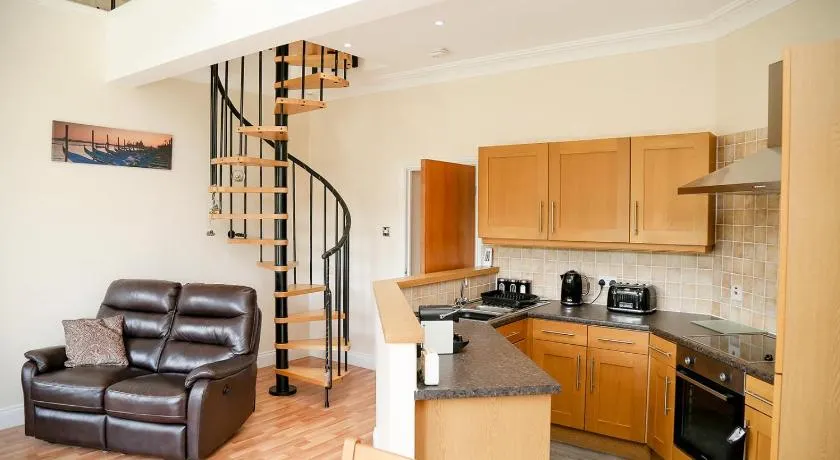 Beautiful cozy 3 bedroom 2 bathroom apartment - Image 1