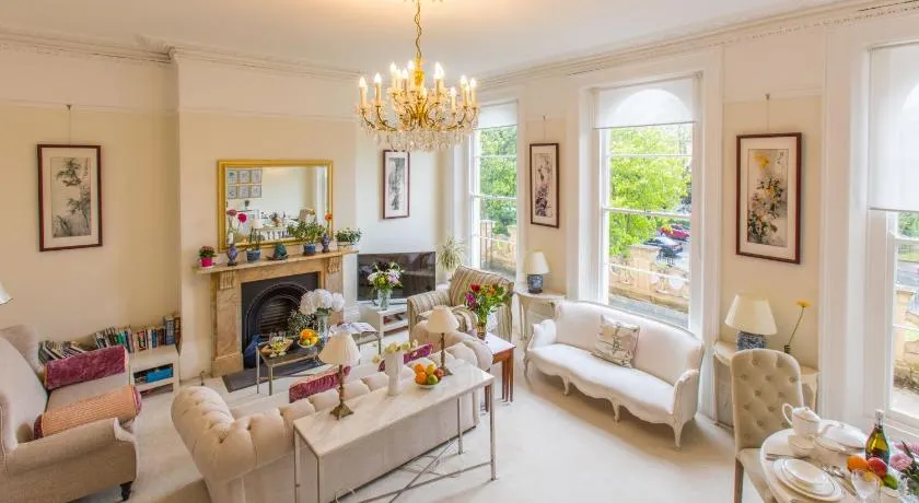 Flat 3, 6 Lypiatt Terrace Cheltenham Gloucestershire GL50 2SX - Image 1